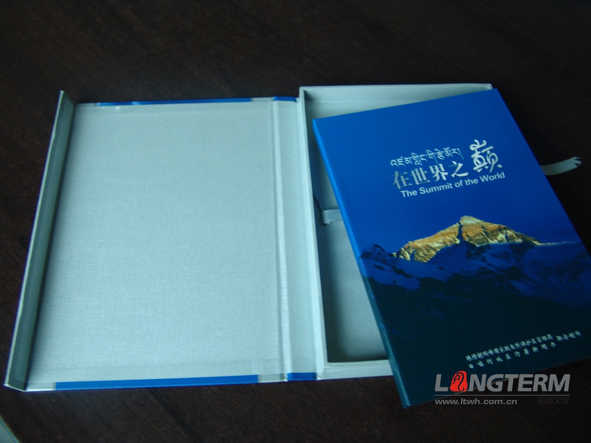 《在世界之巔》光盤包裝卡書設(shè)計